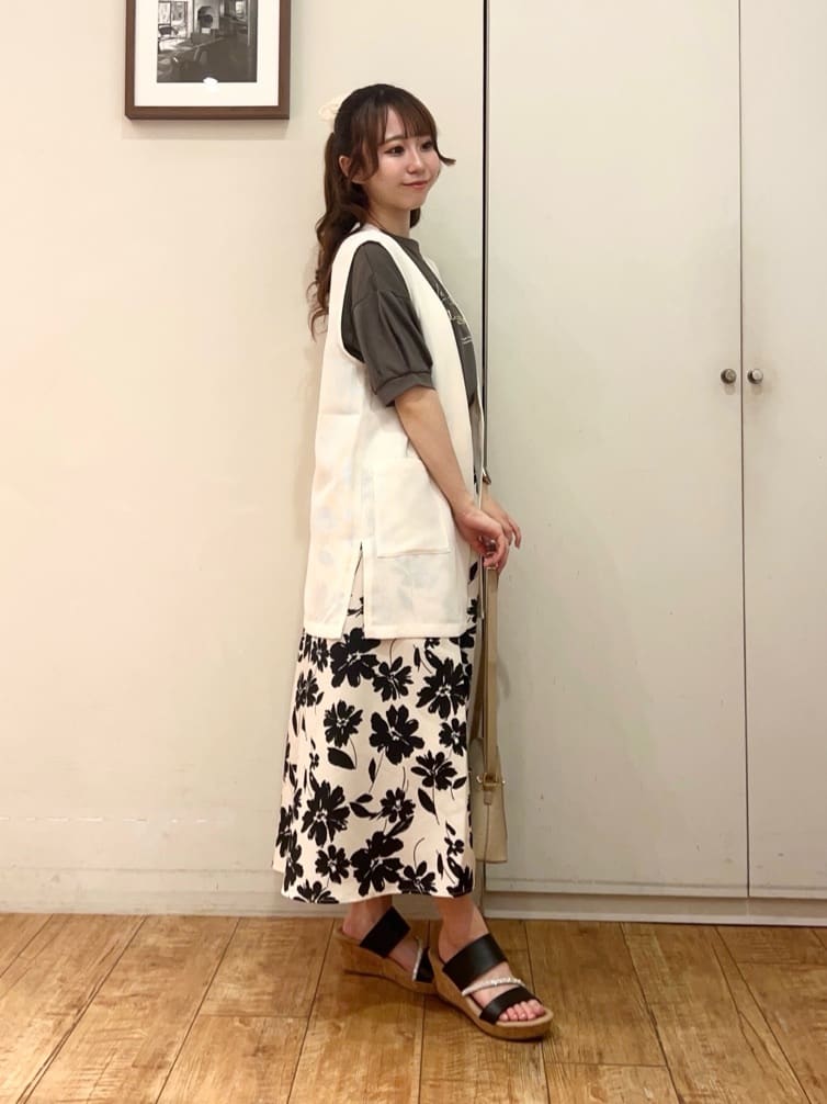 AIRIさんの「SHOO･LA･RUE｜【S-LL】夏のレイヤードコーデに さらりと着られるメッシュジレ」を使ったコーディネート