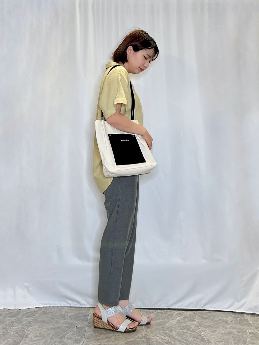 ネリさんの「SHOO･LA･RUE｜【S-LL/UV/接触冷感/抗菌防臭】体型を自然にカバー フレンチリネンブレンド襟付ドルマンシャツ」を使ったコーディネート