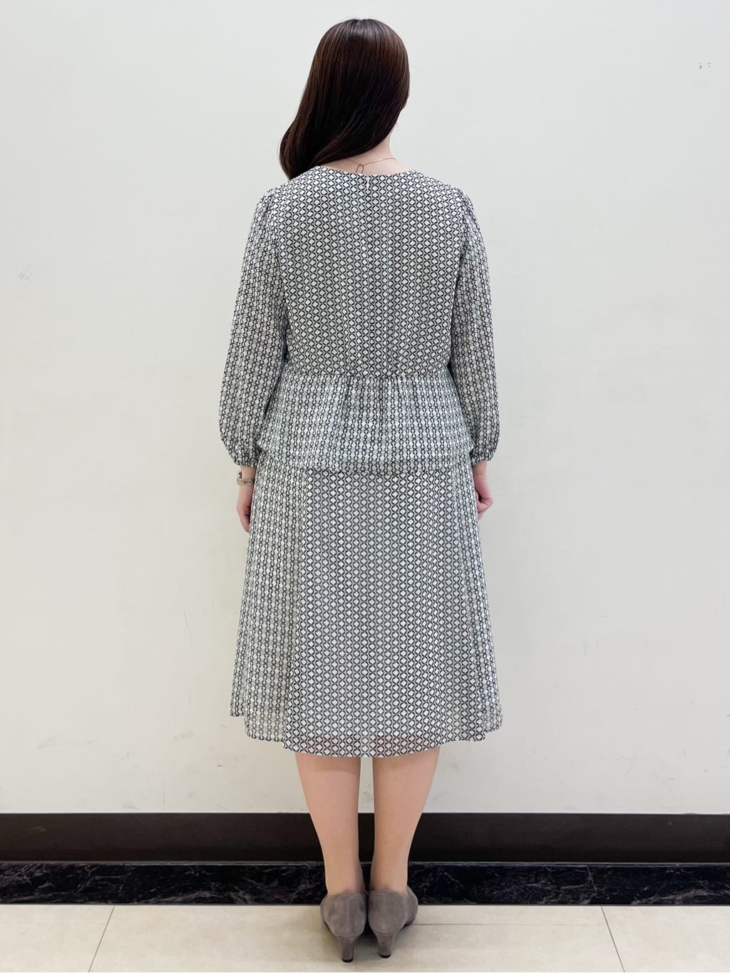 mikikoさんの「Reflect｜【きちんと見え／セットアップ可／通勤におすすめ◎】ペプラムプリントブラウス」を使ったコーディネート