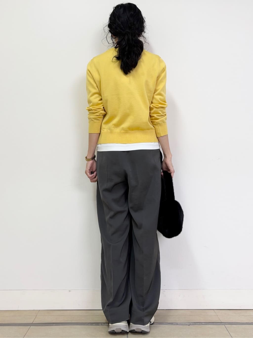 YOKOTAさんの「DRESSTERIOR｜◆コンパクトフェイクファーバッグ」を使ったコーディネート