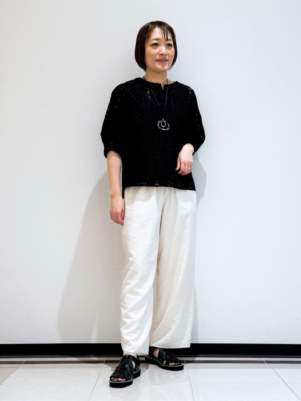 mikaさんの「INDIVI｜【洗える／UVケア／SETUP可能】ドロストワイドパンツ」を使ったコーディネート