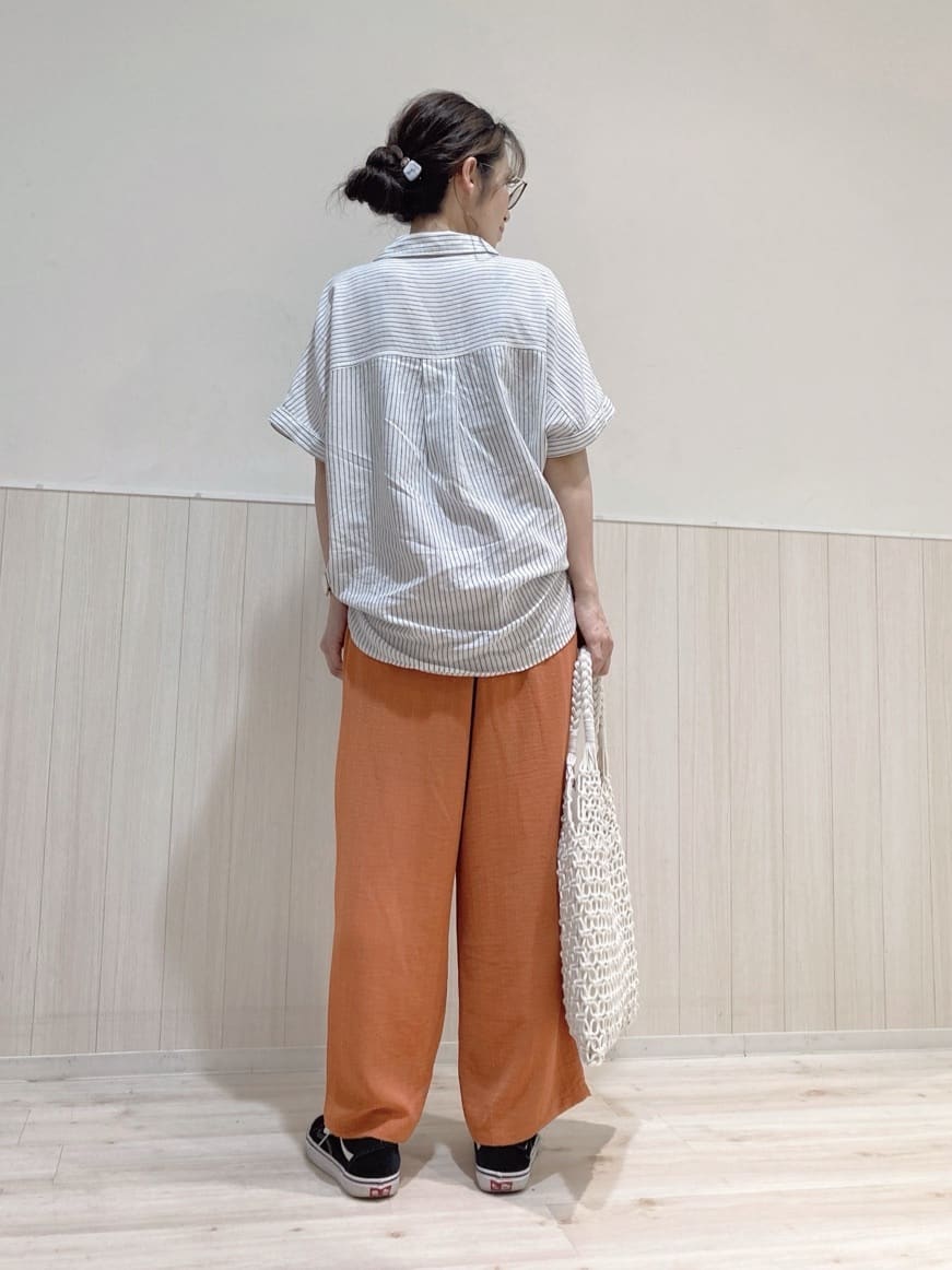 りょうちんさんの「SHOO･LA･RUE｜【S-LL/UV/接触冷感/抗菌防臭】体型を自然にカバー フレンチリネンブレンド襟付ドルマンシャツ」を使ったコーディネート