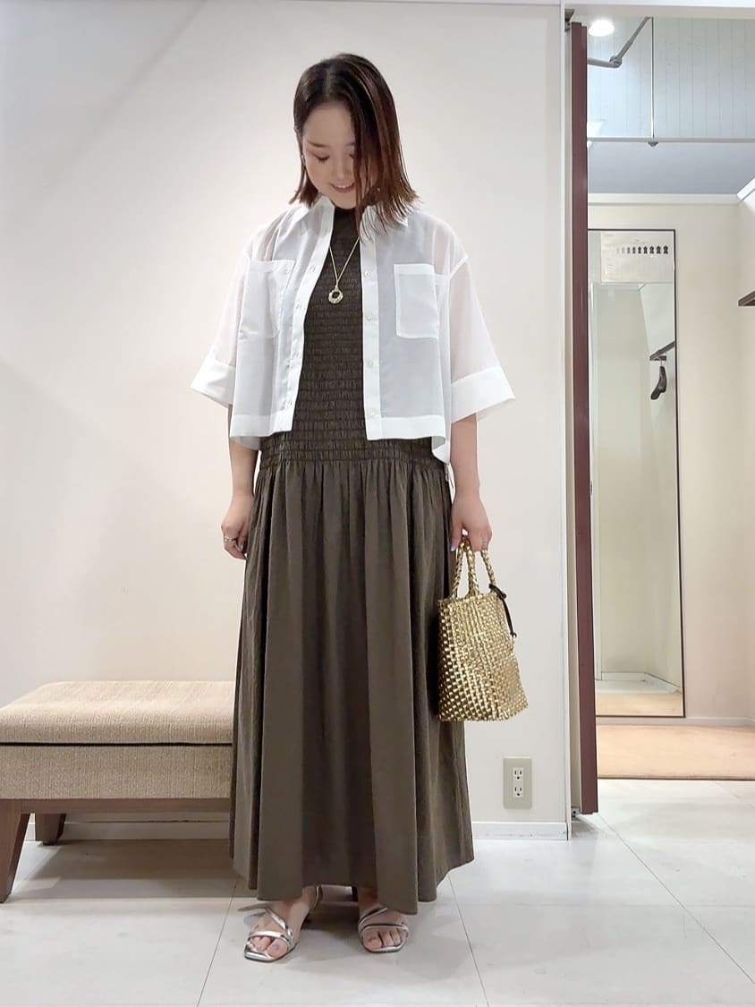 YUIさんの「UNTITLED｜【前開き/洗える】ショート丈シアーシャツ」を使ったコーディネート