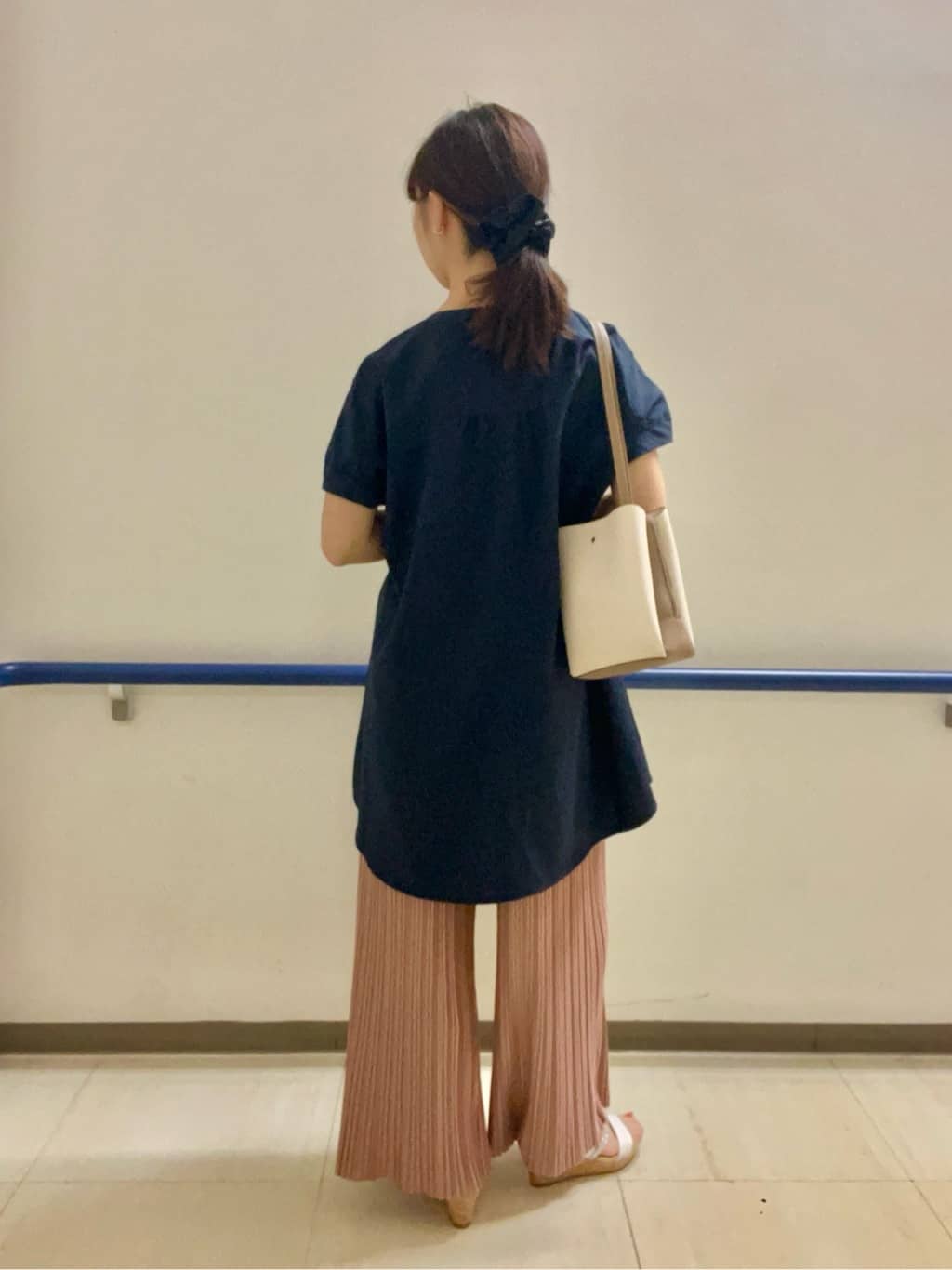 あもさんの「SHOO･LA･RUE｜【S-LL/ひんやり/体型カバー】サッカーストライプ Aラインチュニックブラウス」を使ったコーディネート