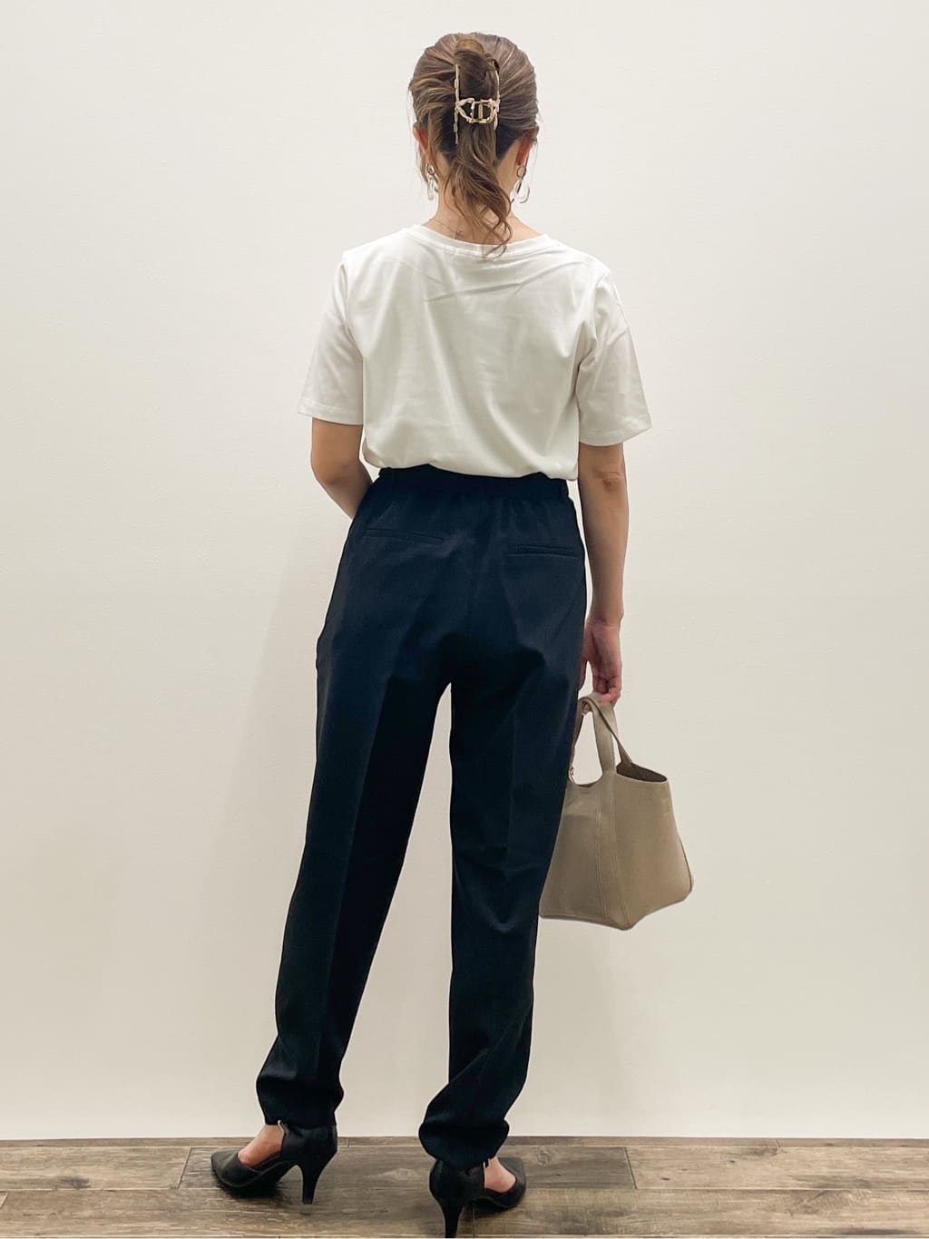 Asukaさんの「OPAQUE.CLIP｜スパンコール刺繍ロゴTシャツ【洗濯機洗い可／接触冷感／UVケア】」を使ったコーディネート