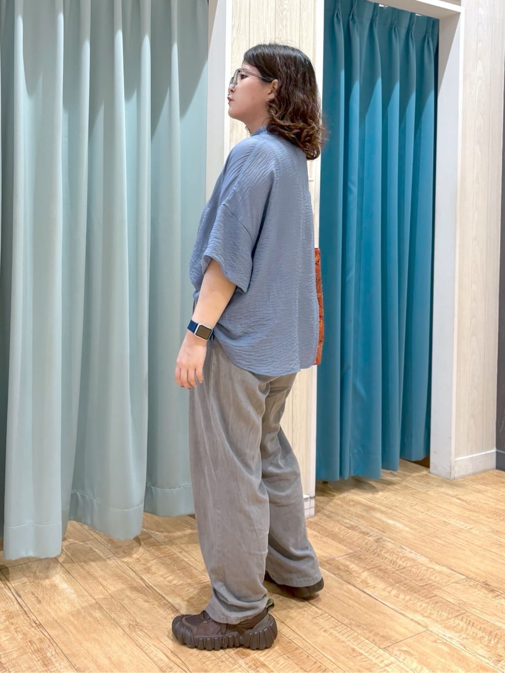 砂糖さんの「SHOO･LA･RUE｜ゆるっと感がこなれ見え ワッシャーシアー半袖シャツ」を使ったコーディネート