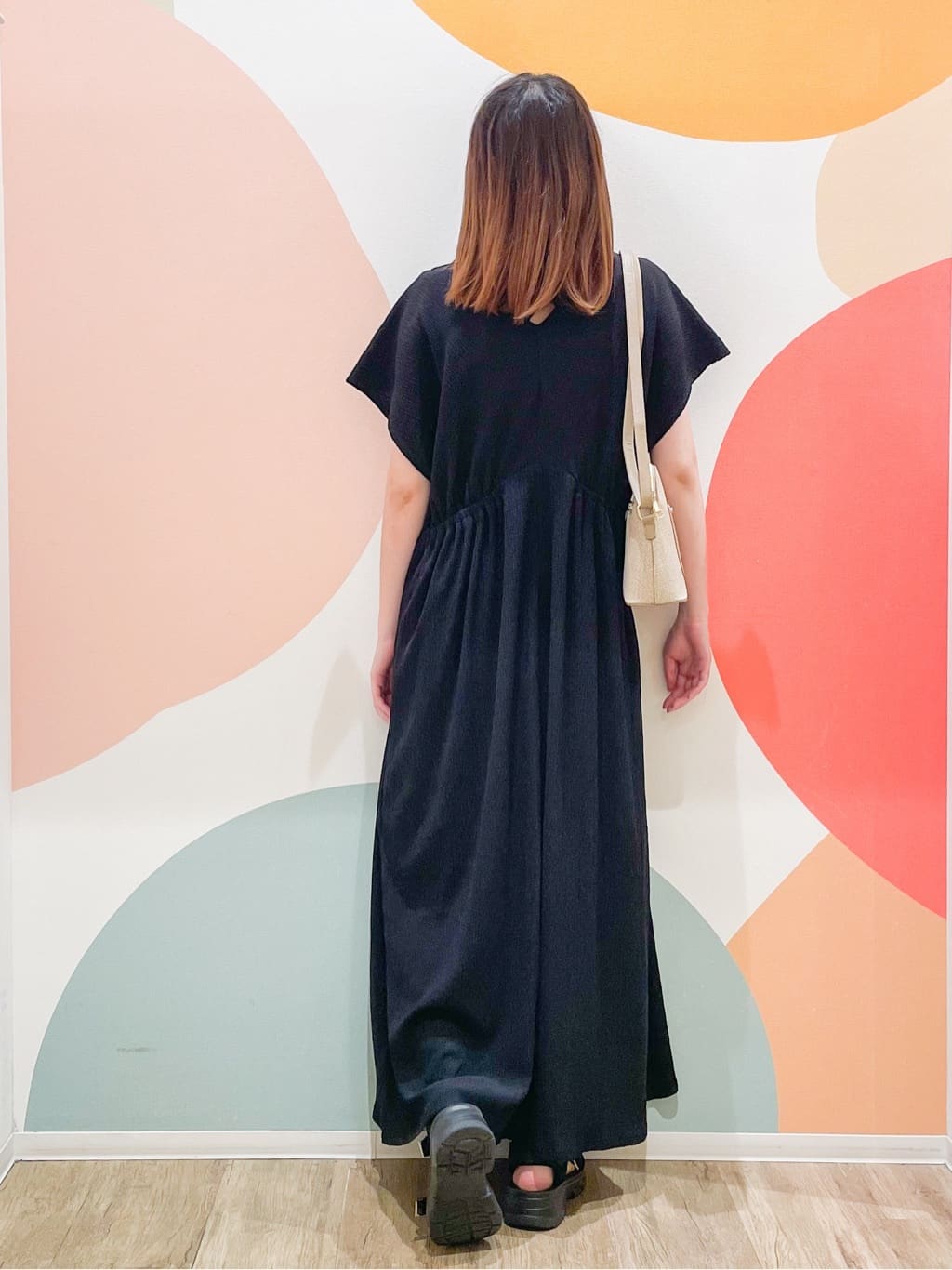 とまとさんの「SHOO･LA･RUE｜【前後2WAY】さらりと大人上品に 楊柳フレンチワンピース」を使ったコーディネート