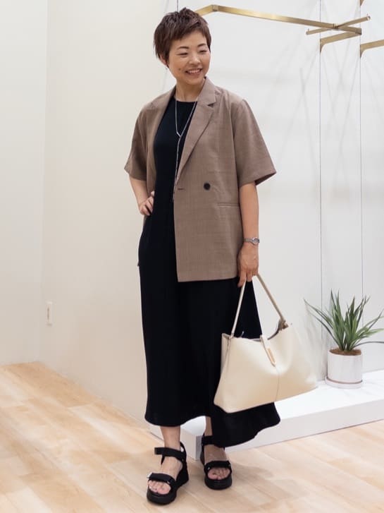 シュウコさんの「grove｜軽やかに羽織れて、きちんと見え ハーフスリーブテーラードジャケット」を使ったコーディネート