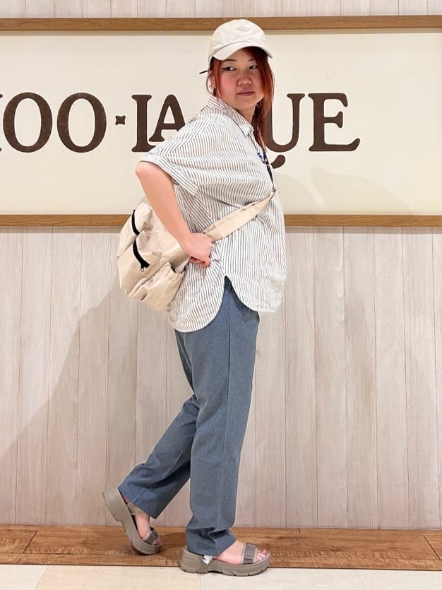 まるさんの「SHOO･LA･RUE｜【S-LL/UV/接触冷感/抗菌防臭】体型を自然にカバー フレンチリネンブレンド襟付ドルマンシャツ」を使ったコーディネート
