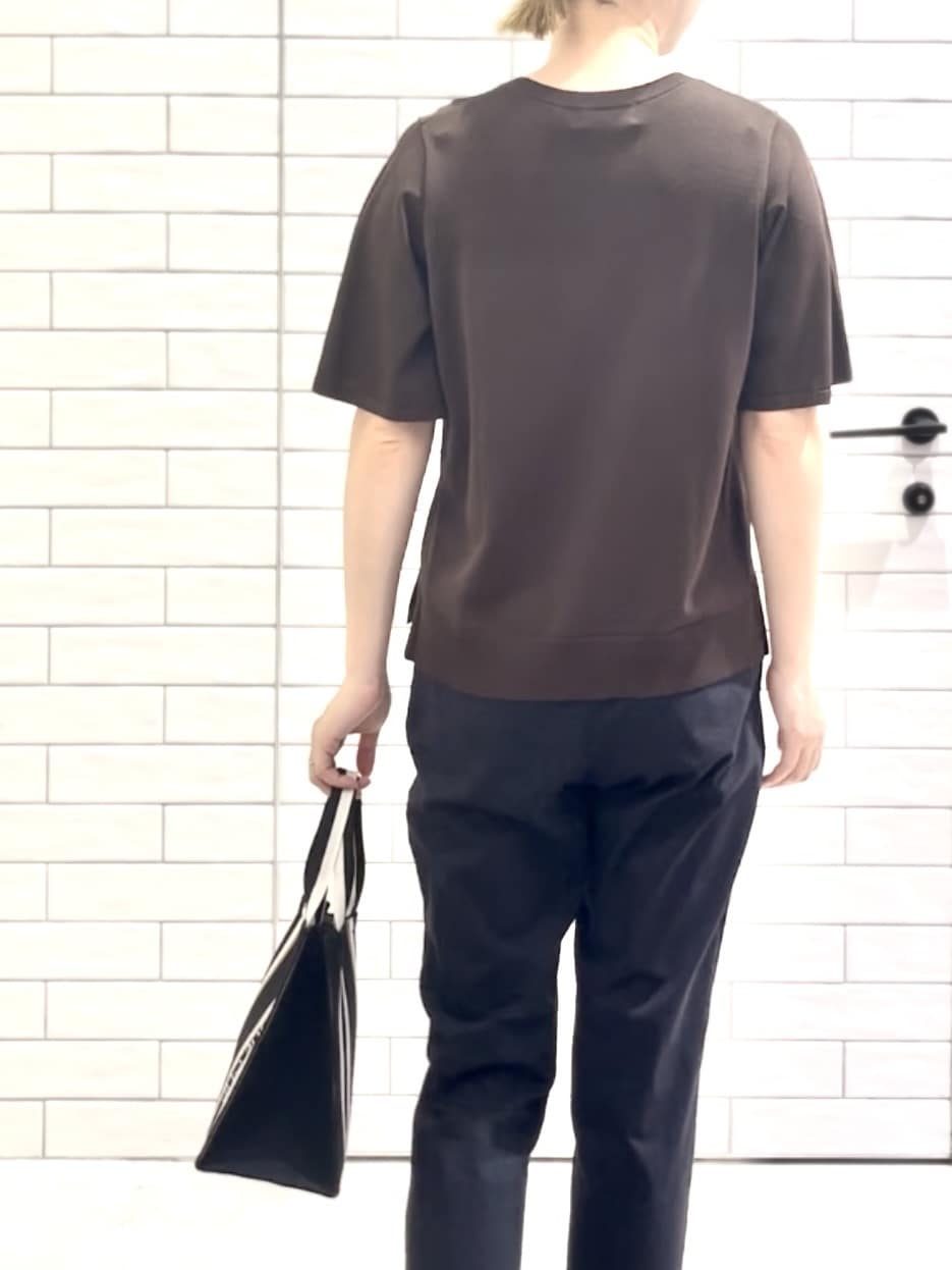 しおりさんの「OPAQUE.CLIP｜麻混ハイストレッチイージースティックパンツ【洗濯機洗い可】」を使ったコーディネート