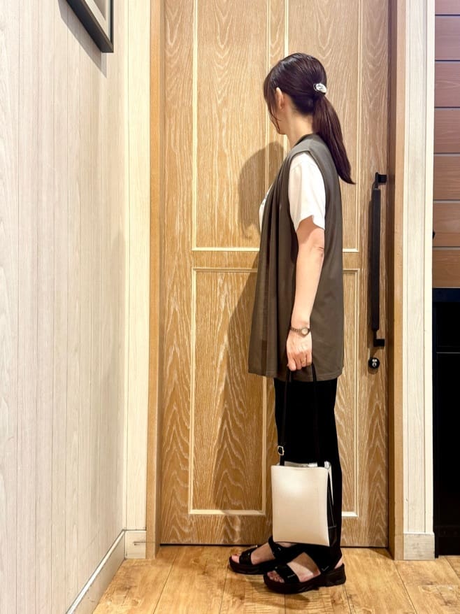 KAORIさんの「SHOO･LA･RUE｜【2点セット】着回しいろいろ ジレ＋ロゴTシャツ」を使ったコーディネート