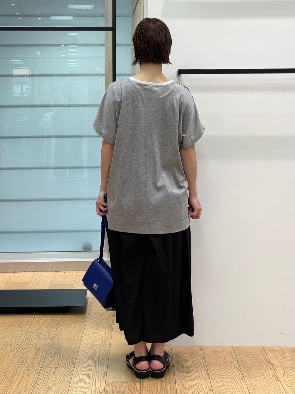 asamiさんの「INDIVI｜【洗える／汗ジミ防止】バイカラー＆アシメヘム Tシャツ」を使ったコーディネート