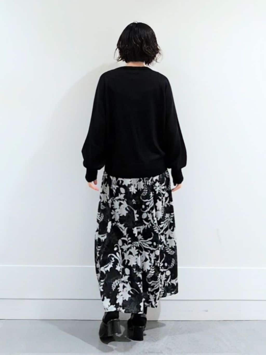 ミズタさんの「UNTITLED｜【8色展開／コンパクト丈】レーヨン混 コクーンニット」を使ったコーディネート