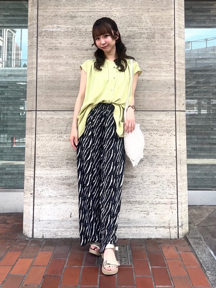 AIRIさんの「SHOO･LA･RUE｜【S-LL/洗濯後しわになりにくい】上品にきれい見え スラブギャザーブラウス」を使ったコーディネート