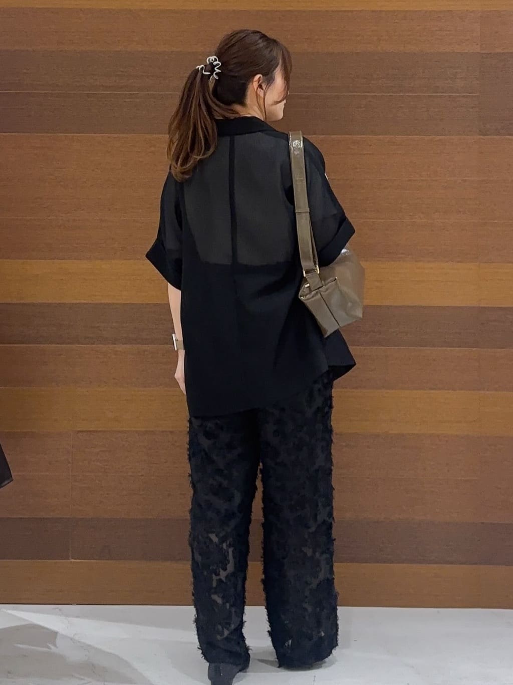 まみさんの「OPAQUE.CLIP｜スパンコール刺繍ロゴTシャツ【洗濯機洗い可／接触冷感／UVケア】」を使ったコーディネート