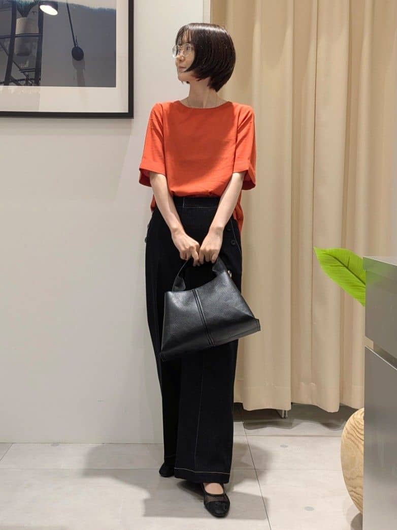 なめさんの「THE SHOP TK｜麻調メッシュブラウス【二の腕カバー/洗える】」を使ったコーディネート