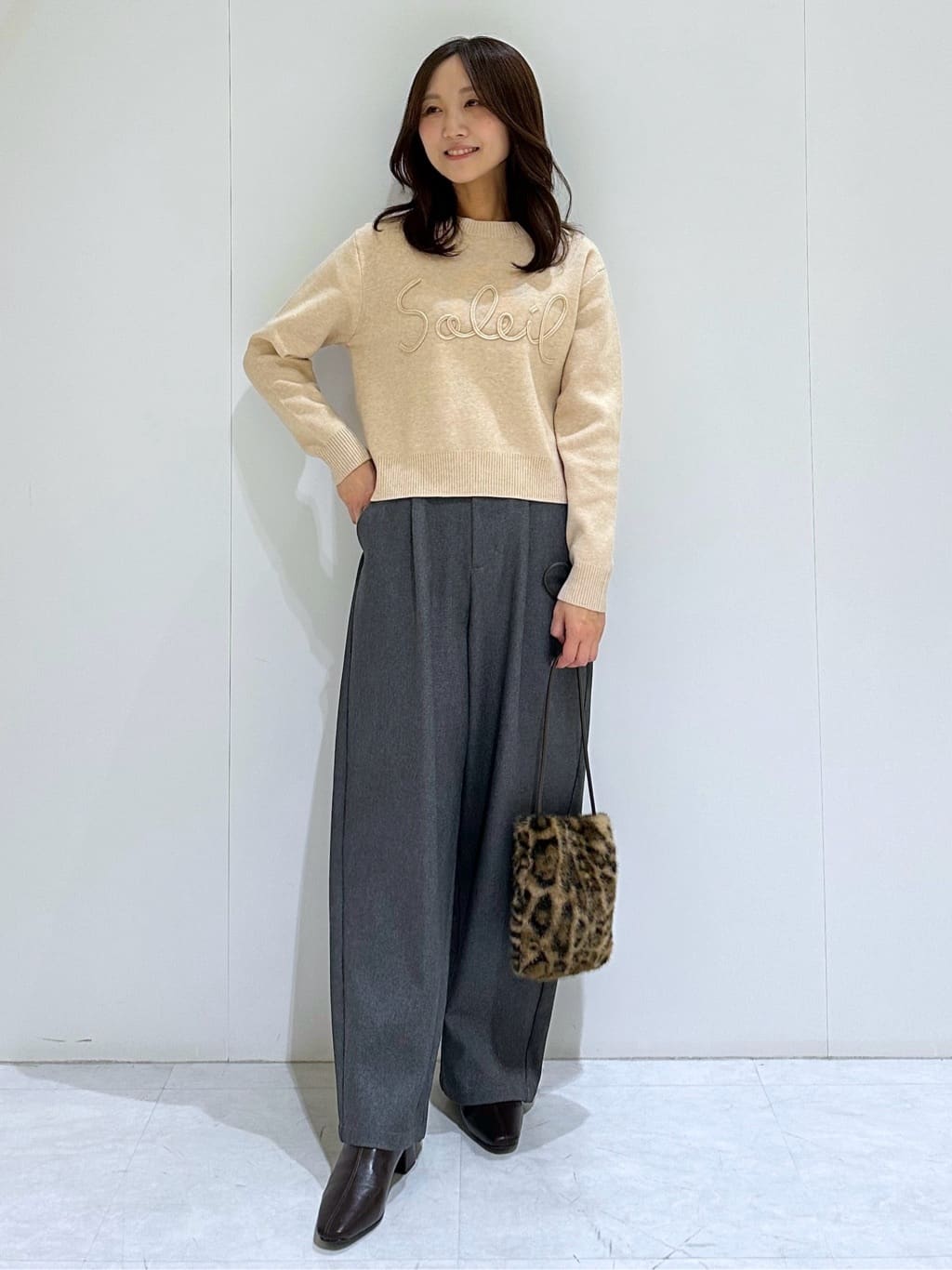 makiさんの「OPAQUE.CLIP｜チェーン刺繍ロゴニット【洗濯機OK】」を使ったコーディネート