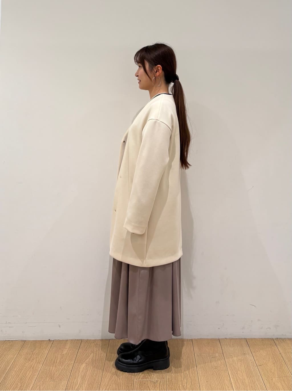 maiさんの「INDIVI｜【秋／軽羽織り】ノーカラーミドル丈ライトコート」を使ったコーディネート