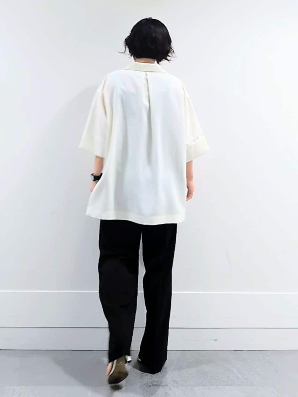 ミズタさんの「UNTITLED｜【UVカット/接触冷感/吸水速乾/ゆったり】V開きネックシャツ」を使ったコーディネート
