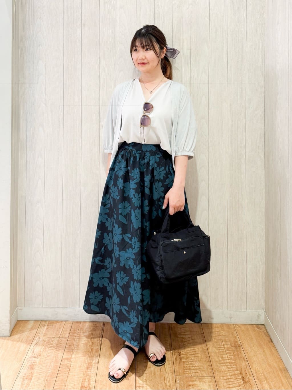 愛さんの「SHOO･LA･RUE｜【UV/さらさらタッチ】女性らしさ漂う 5分袖ボレロカーディガン」を使ったコーディネート