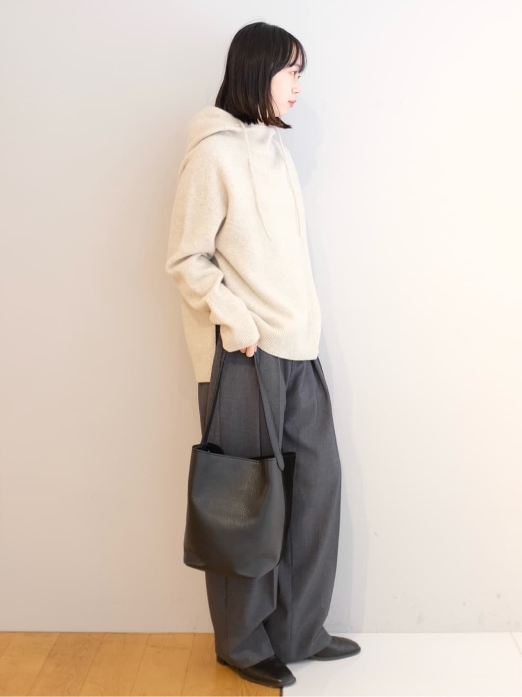 Kishimotoさんの「DRESSTERIOR｜カシミヤブレンドフードニット」を使ったコーディネート