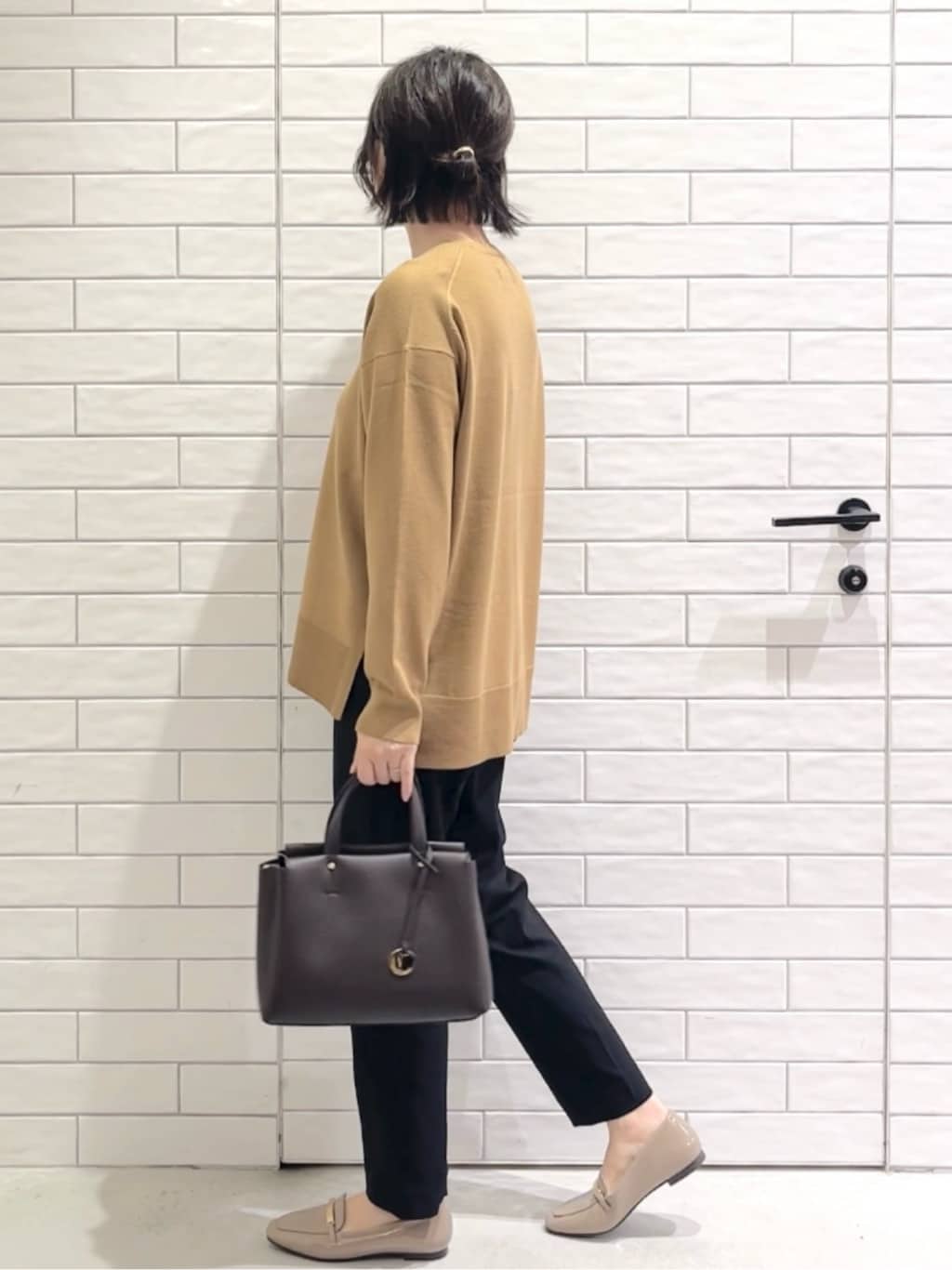 しおりさんの「OPAQUE.CLIP｜Vネックニット／エクストラファインメリノウール【THEシリーズ／洗濯機OK】」を使ったコーディネート