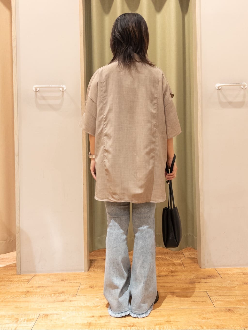 Kawa-sanさんの「SHOO･LA･RUE｜【洗える/S-LL】大きめのフリルが印象的 デザインブラウス」を使ったコーディネート