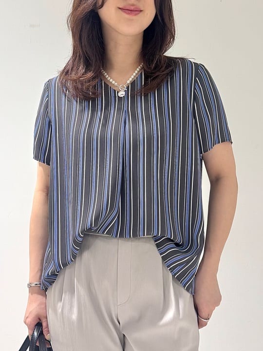 そんさんの「INDIVI｜【洗える／通勤】無地＆マルチストライプ柄Vネックブラウス」を使ったコーディネート