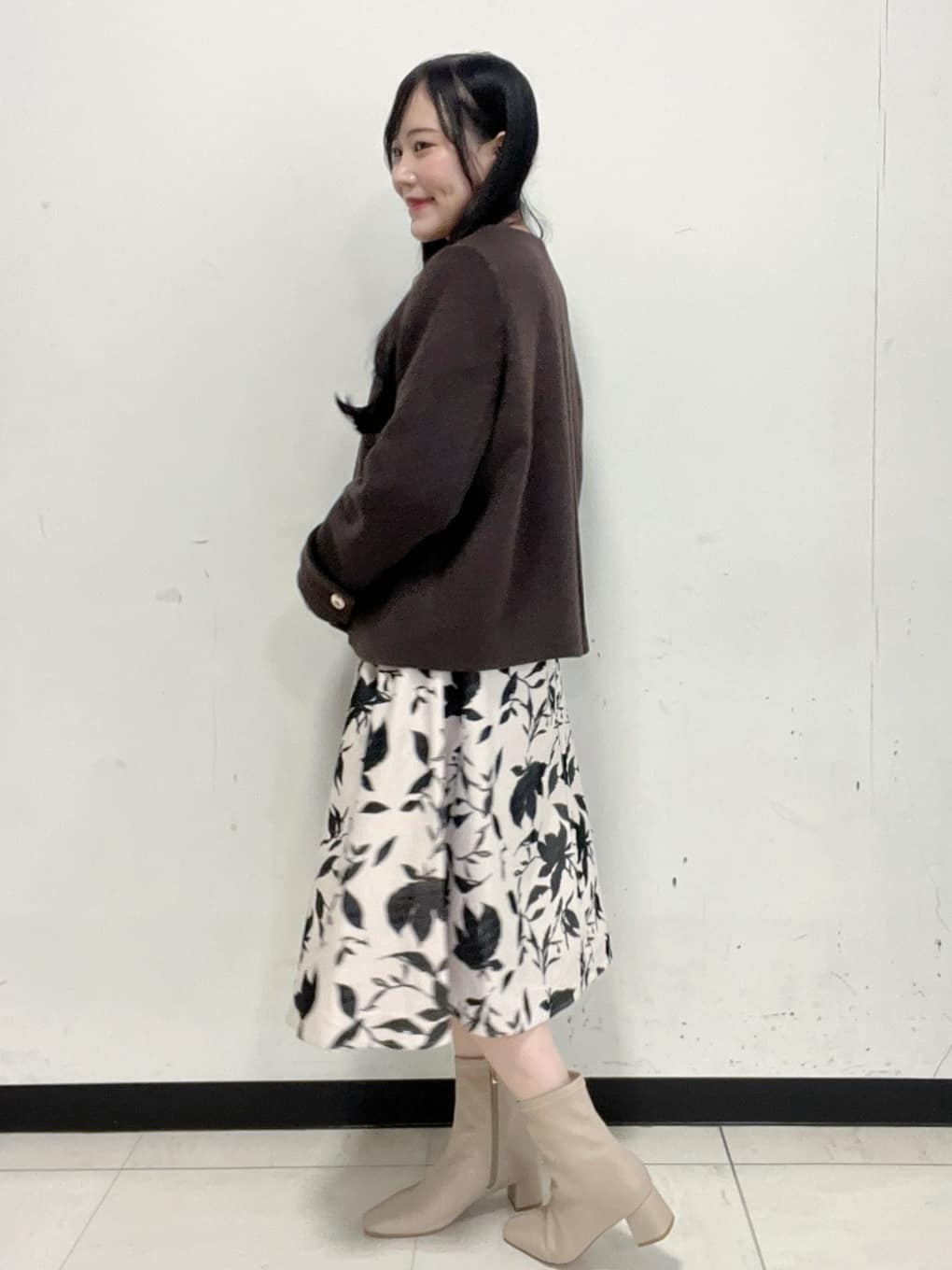 Hitomiさんの「index｜パール調パーツ付きクルーネックニット【洗濯機OK】《8col／XS～3L》」を使ったコーディネート