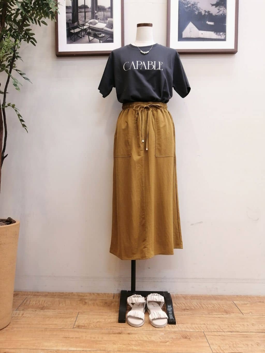 maiさんの「SHOO･LA･RUE｜◆【S-LL/ひんやり/UV】汗をかいても気になりにくい グラフィックTシャツ」を使ったコーディネート