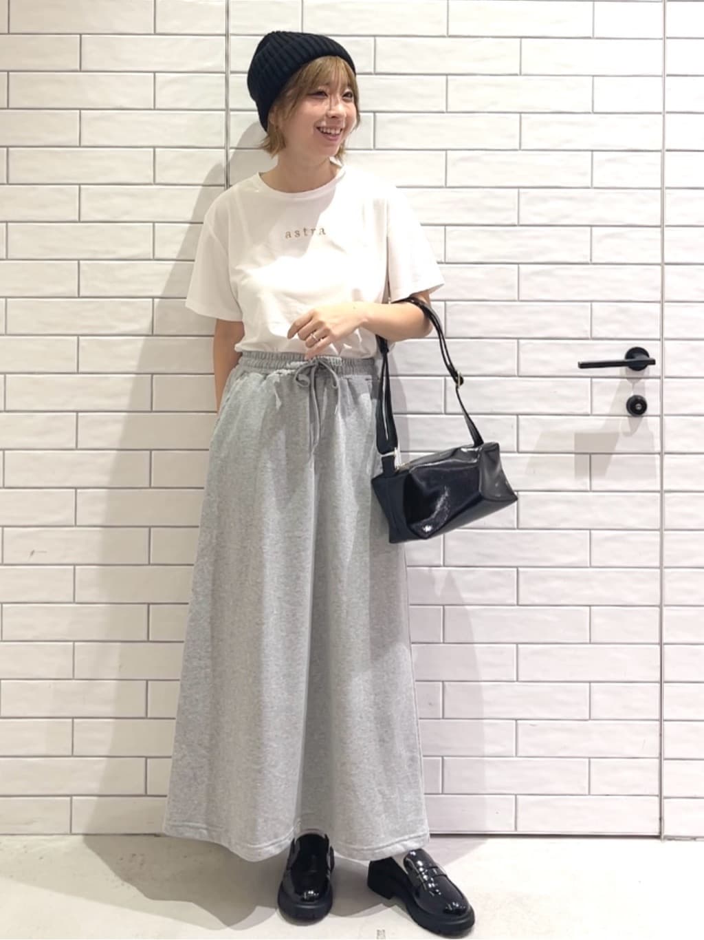 しおりさんの「OPAQUE.CLIP｜メタリック刺繍ロゴTシャツ【接触冷感／洗濯機洗い可】」を使ったコーディネート