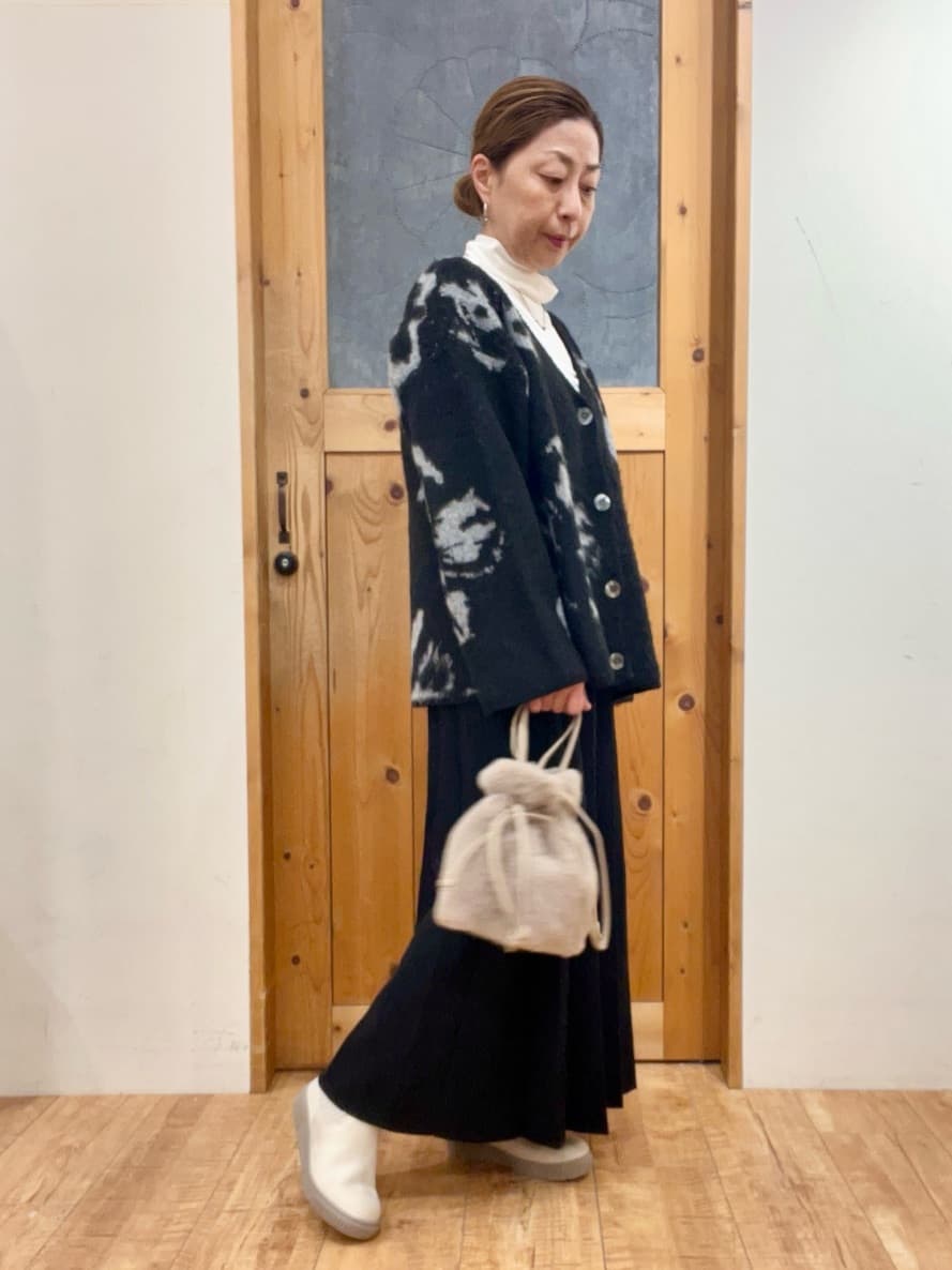 ゆみさんの「SHOO･LA･RUE｜羽織るだけでスタイリングの主役に 起毛柄カーディガン」を使ったコーディネート