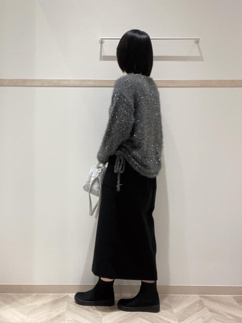 AYAさんの「SHOO･LA･RUE｜キラふわ ラメフェザー ドロストニット」を使ったコーディネート