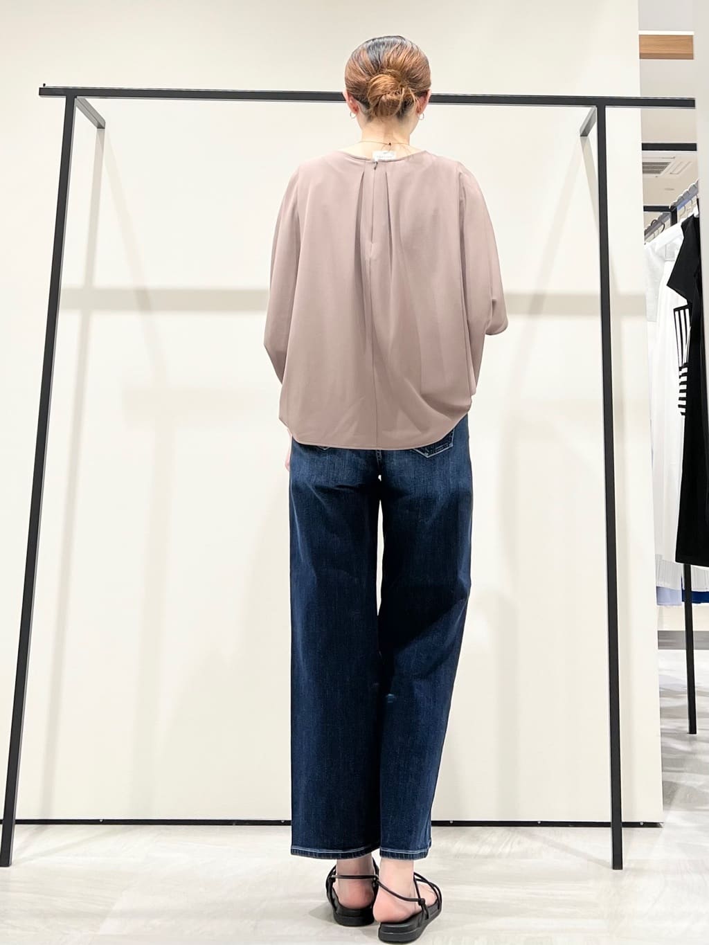 T.Kさんの「INDIVI｜【体型カバー/SETUP可能】ジョーゼット　ドルマンブラウス」を使ったコーディネート