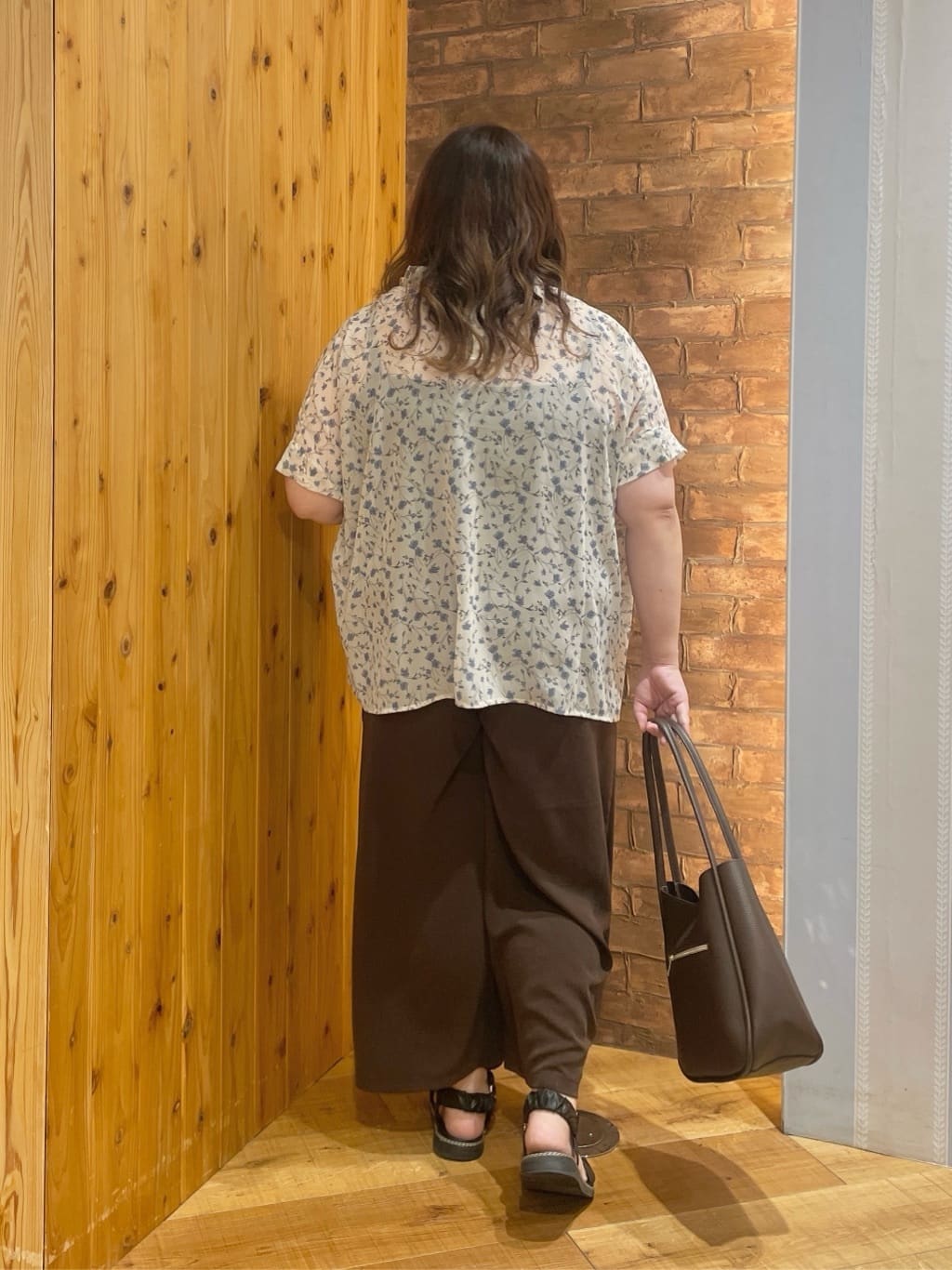 Risaさんの「SHOO･LA･RUE｜【セットアップ可/ひんやり】下半身カバーにも タックスカーチョ」を使ったコーディネート