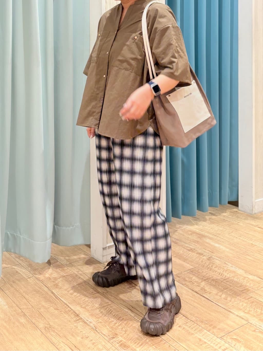 砂糖さんの「SHOO･LA･RUE｜【S-LL/ポケット付き】チェック柄 ウェーブプリーツパンツ」を使ったコーディネート