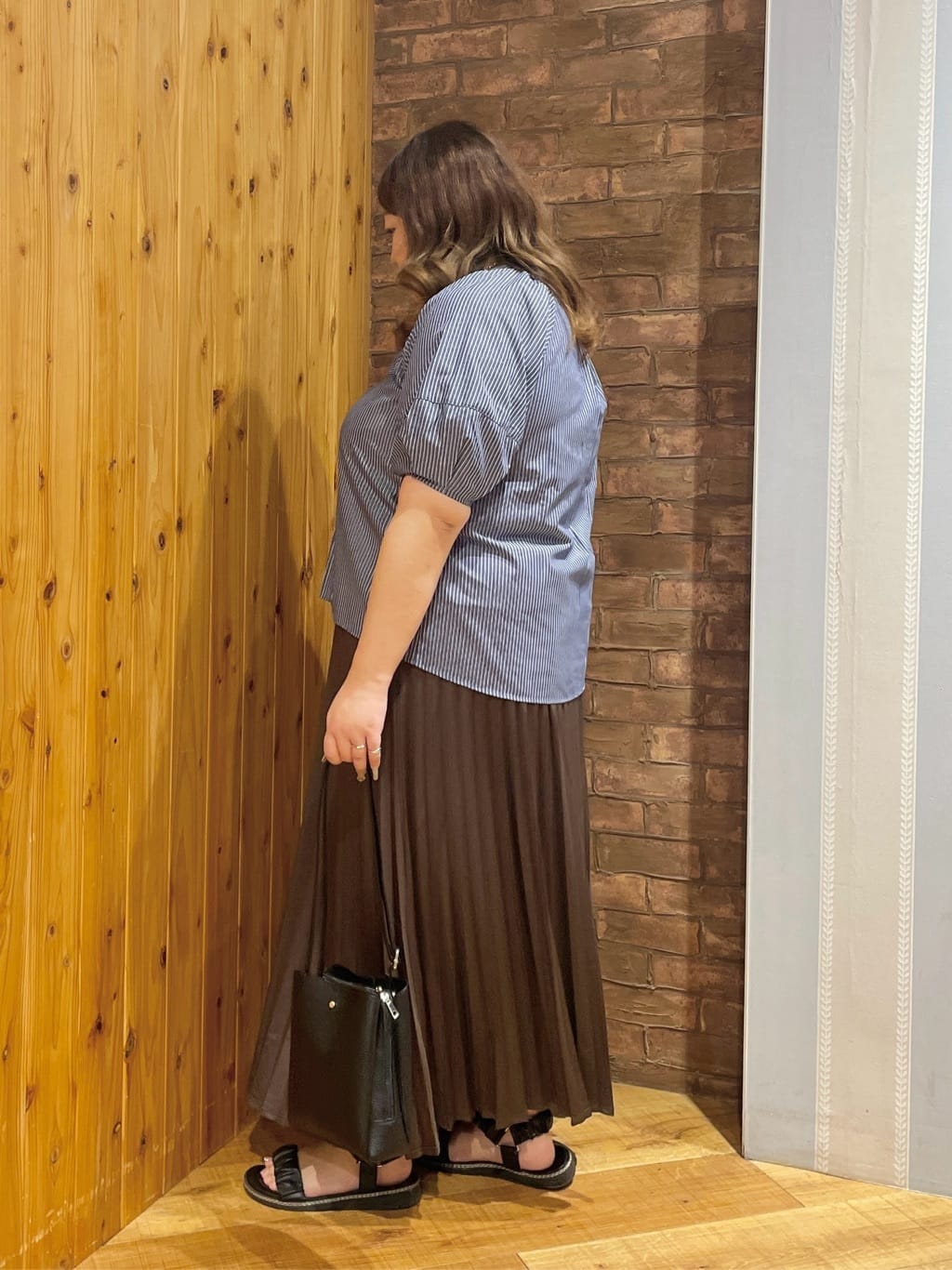 Risaさんの「SHOO･LA･RUE｜【S-LL/洗濯後しわになりにくい】ランタンスリーブで女性らしく 5分袖スキッパーブラウス」を使ったコーディネート