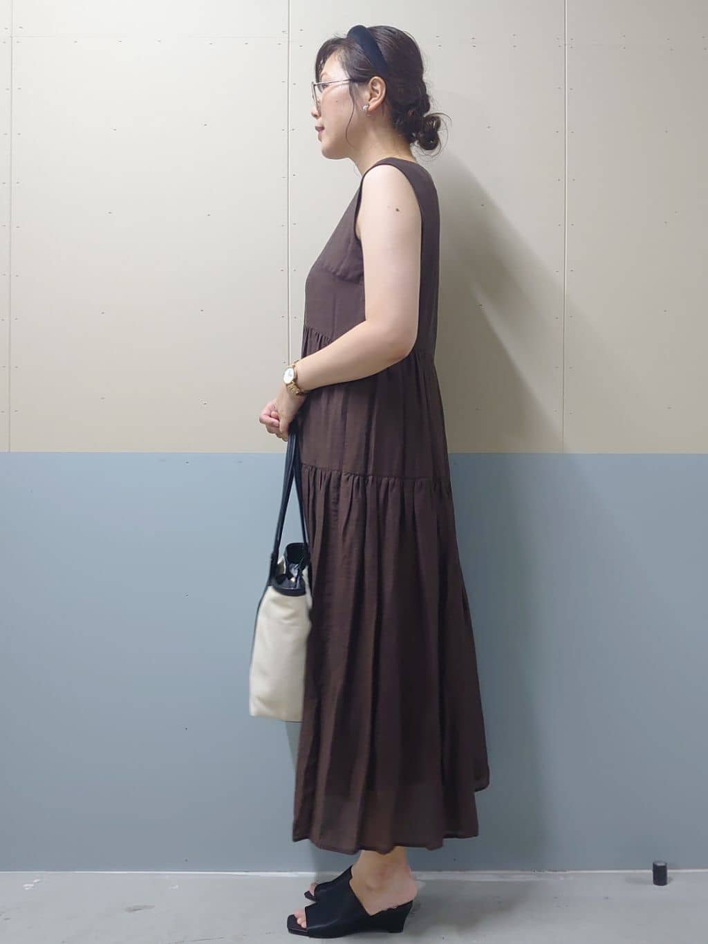 minamiさんの「OPAQUE.CLIP｜麻混シアーギャザーティアードワンピース【洗濯機洗い可】」を使ったコーディネート