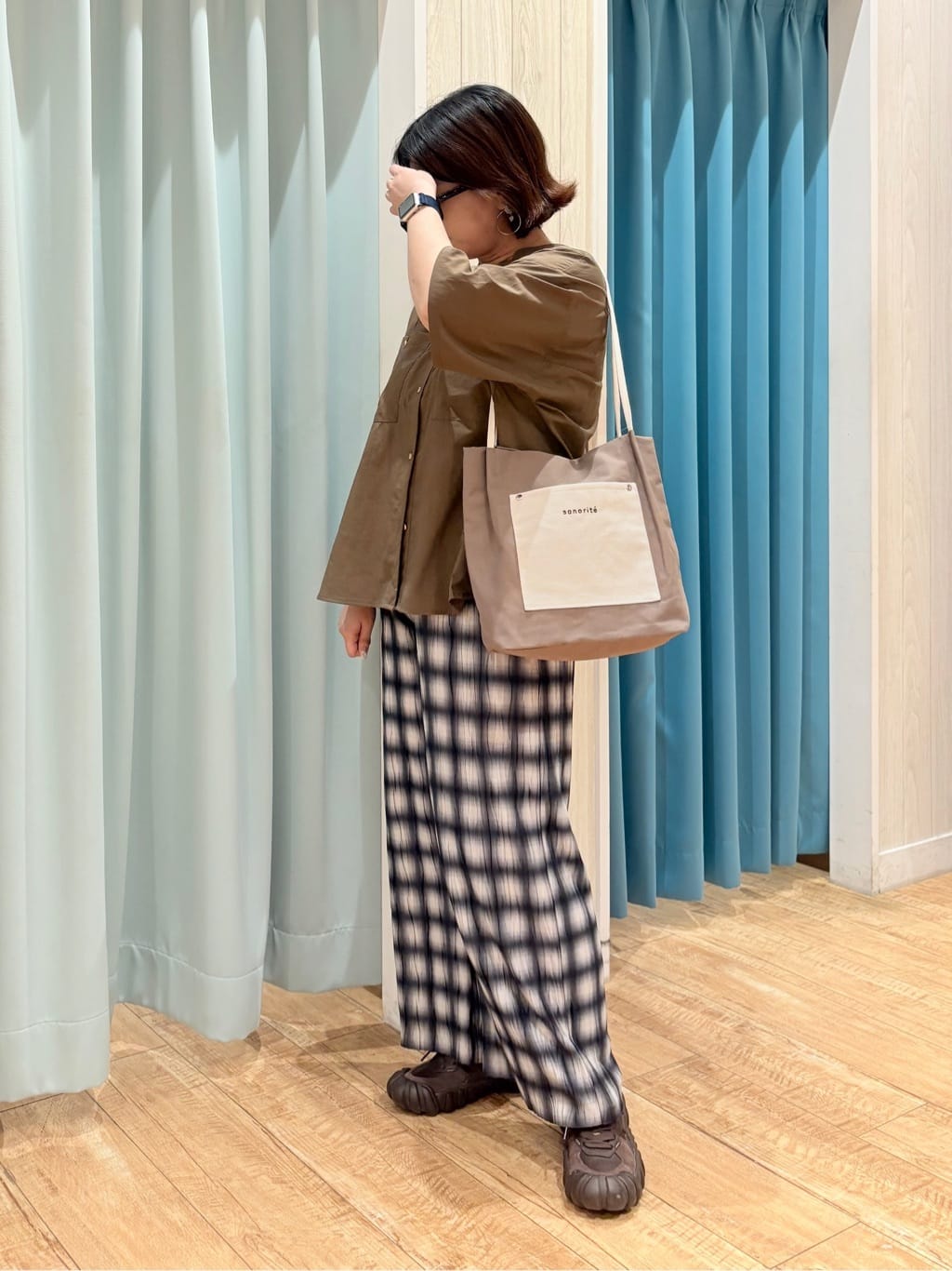 砂糖さんの「SHOO･LA･RUE｜【S-LL/ポケット付き】チェック柄 ウェーブプリーツパンツ」を使ったコーディネート
