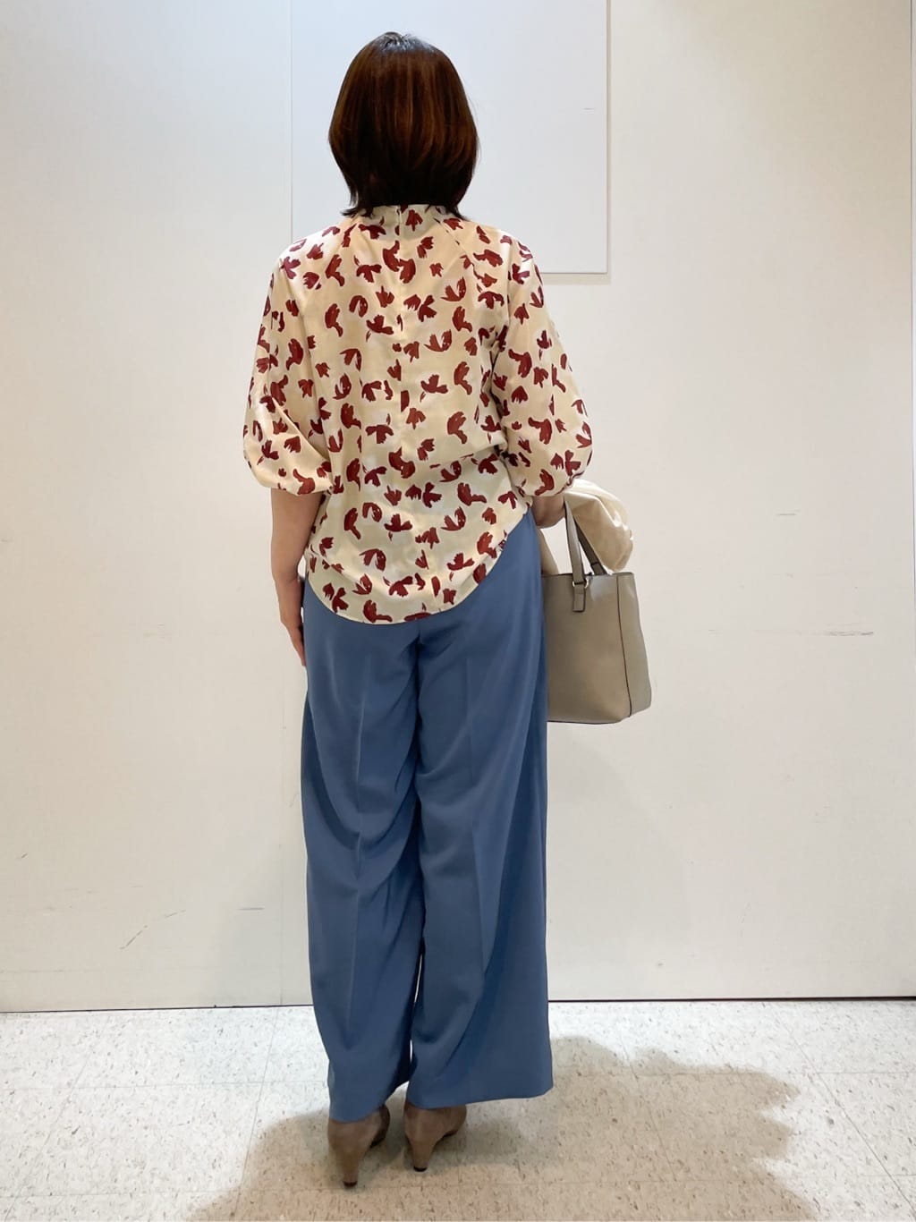めいさんの「Reflect｜【ジャケットのインナーにおすすめ◎】花柄タックデザインブブラウス」を使ったコーディネート