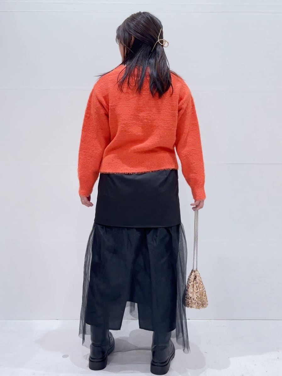 Minさんの「OPAQUE.CLIP｜スパンコールフェザーVネックニット【洗濯機OK】」を使ったコーディネート