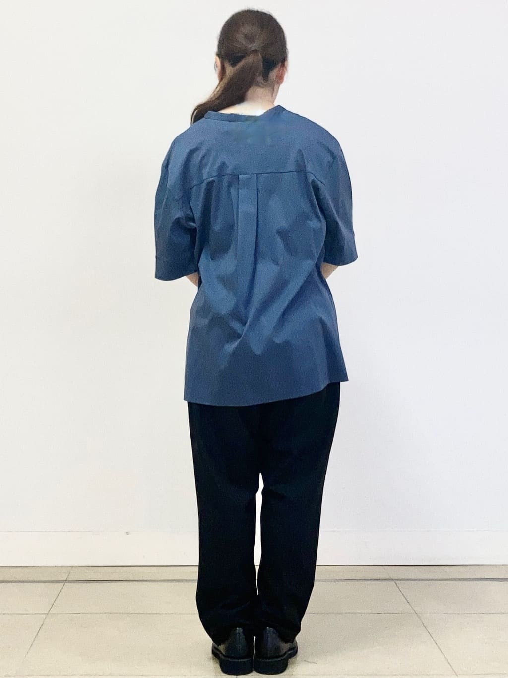 tomominさんの「Reflect｜【すっきり見え！長め丈／マシンウォッシュ可】スキッパーネックジャージトップス」を使ったコーディネート
