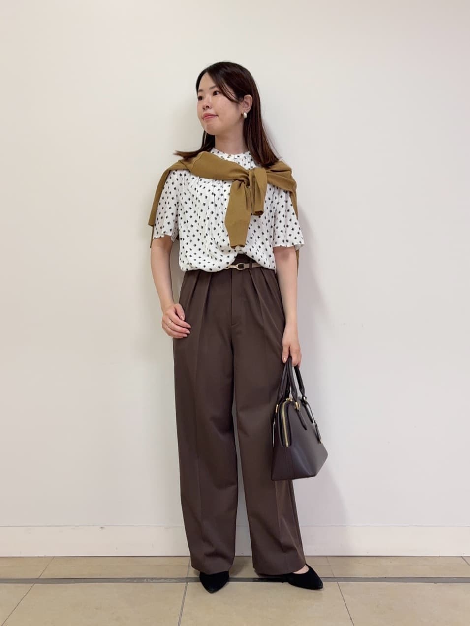 asamiさんの「UNTITLED｜【セットアップ可/リラクシー/通勤】スクエアジオメ柄ブラウス」を使ったコーディネート
