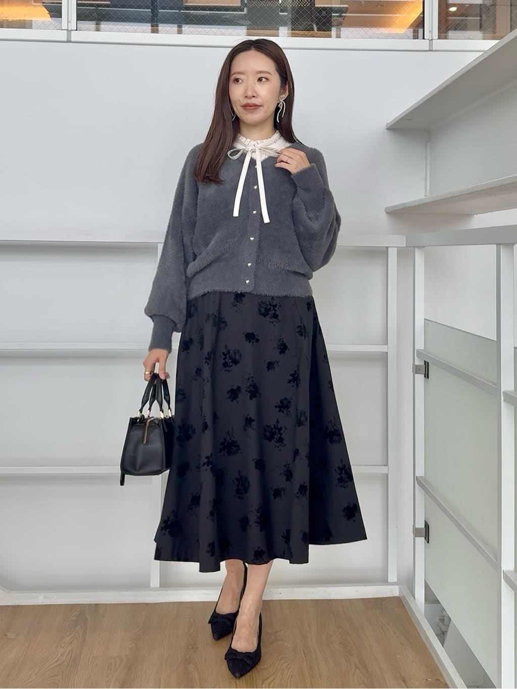 teiさんの「Couture brooch｜【ふわふわ/前後2WAY】フェザーカーディトップス」を使ったコーディネート