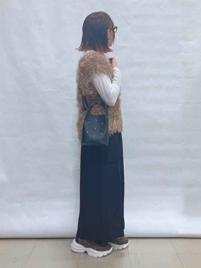 YUIさんの「SHOO･LA･RUE｜【2点セット/S-LL】大人のフェミニンカジュアルに ラメシャギーニットベスト+ロンT」を使ったコーディネート