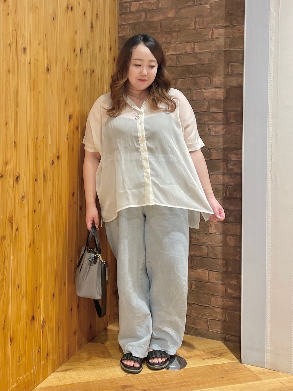 Risaさんの「SHOO･LA･RUE｜暑い夏も軽やかに デニムイージーワイドパンツ」を使ったコーディネート