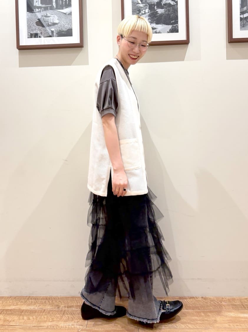 Ayumiさんの「SHOO･LA･RUE｜【S-LL/ひんやり/UV】ぷっくりラメプリントロゴTシャツ」を使ったコーディネート