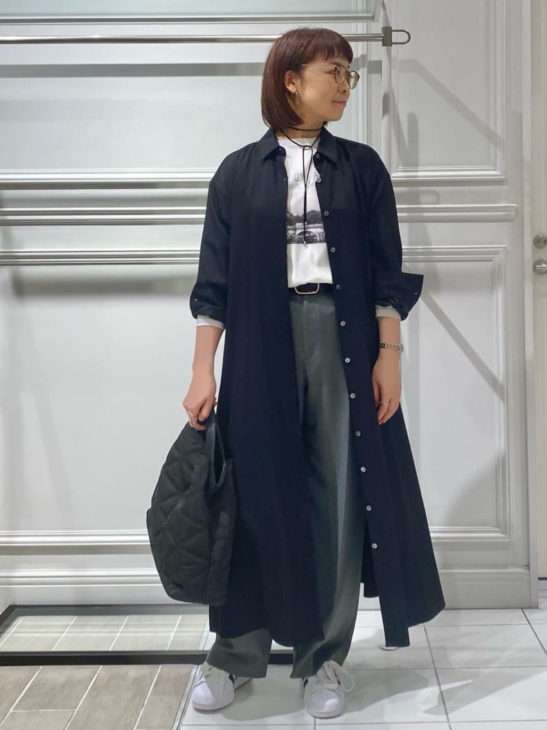AKKOさんの「UNTITLED｜【前開きボタン/ベルト付/羽織シャツ/】2WAYトレンチ風ワンピース」を使ったコーディネート