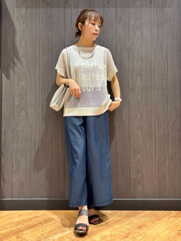 meiさんの「SHOO･LA･RUE｜【2点セット/S-LL】キラリと光るラメがポイント メッシュロゴニット+タンクトップ」を使ったコーディネート