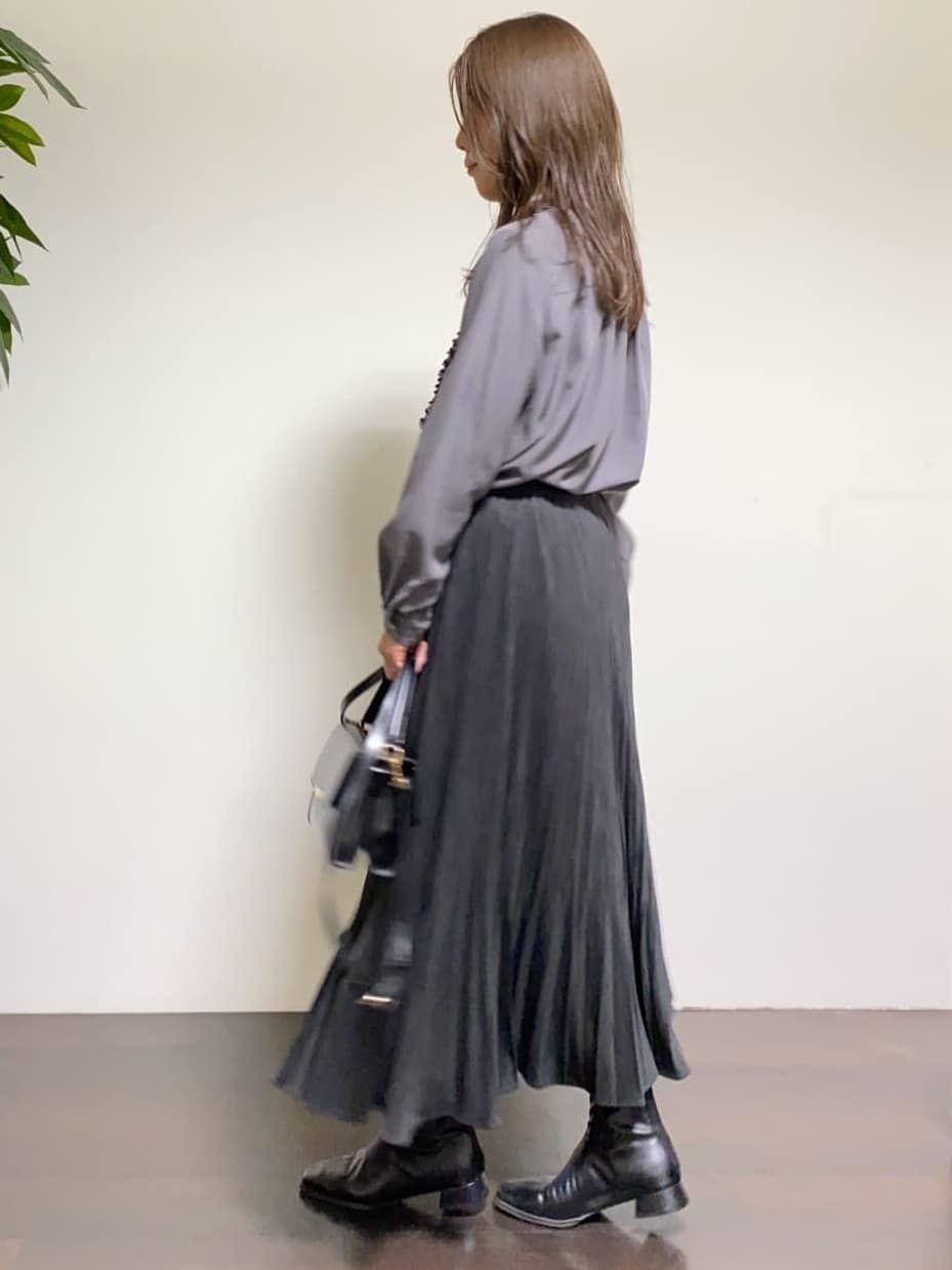 tomoさんの「UNTITLED｜【1枚で着映え/オンオフ着回し】フリルサテンブラウス」を使ったコーディネート